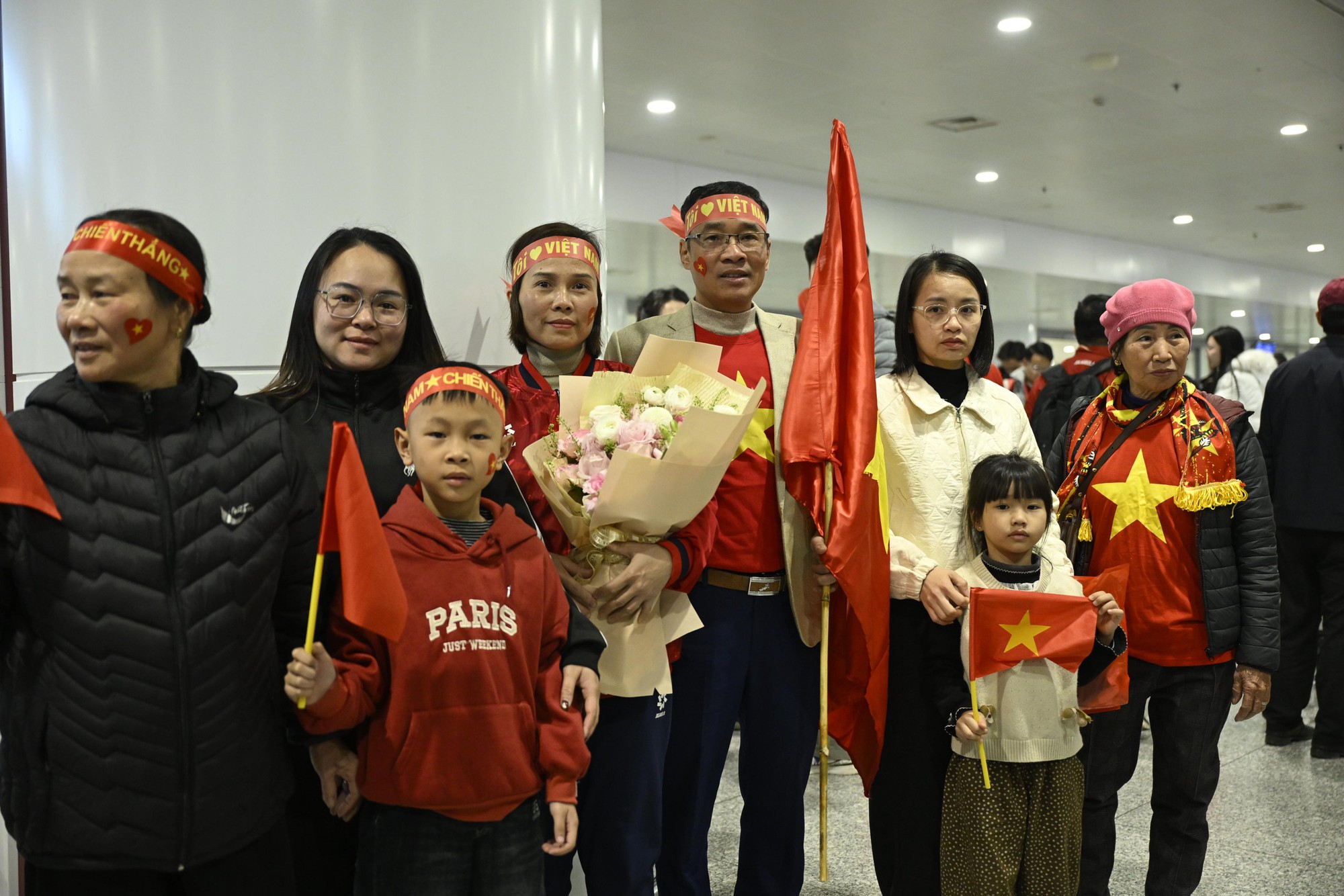 U23 Việt Nam mang HCĐ châu Á về nước: Hiểu Minh phải ngồi xe lăn - Ảnh 12.