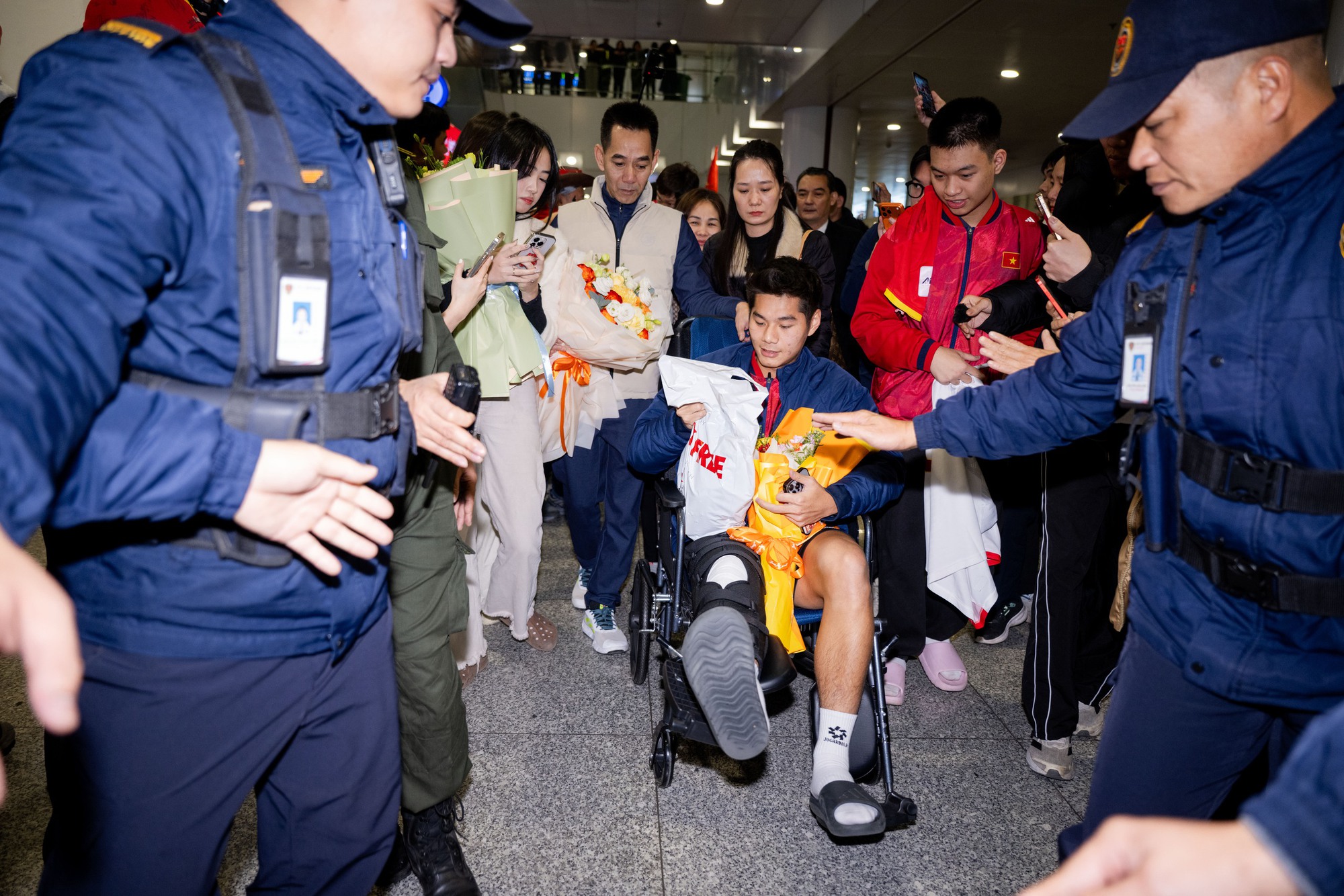 U23 Việt Nam mang HCĐ châu Á về nước: Hiểu Minh phải ngồi xe lăn - Ảnh 9.