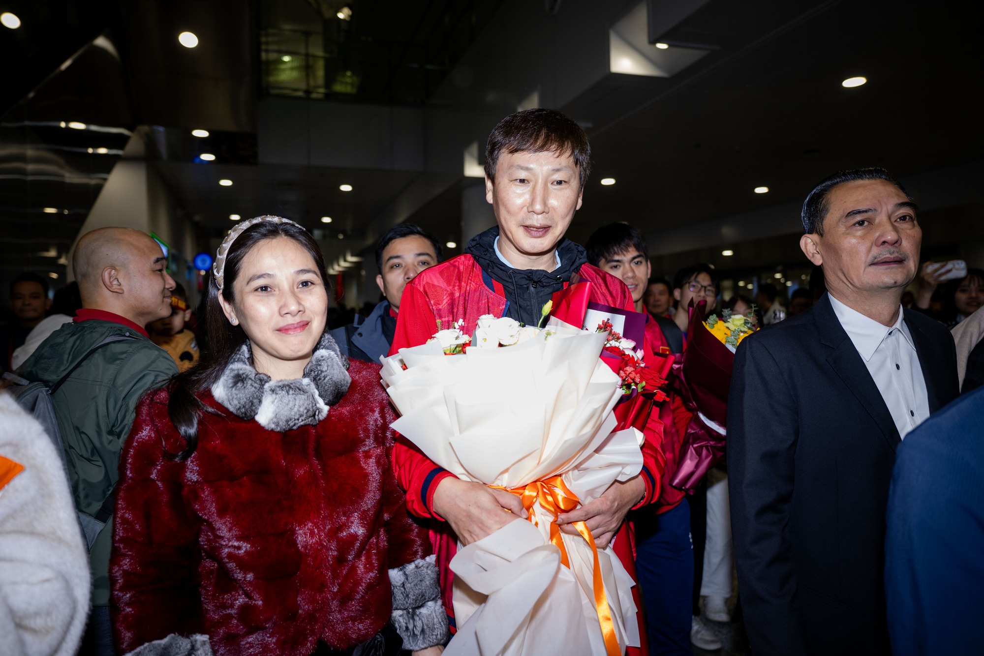 U23 Việt Nam mang HCĐ châu Á về nước: Hiểu Minh phải ngồi xe lăn - Ảnh 8.