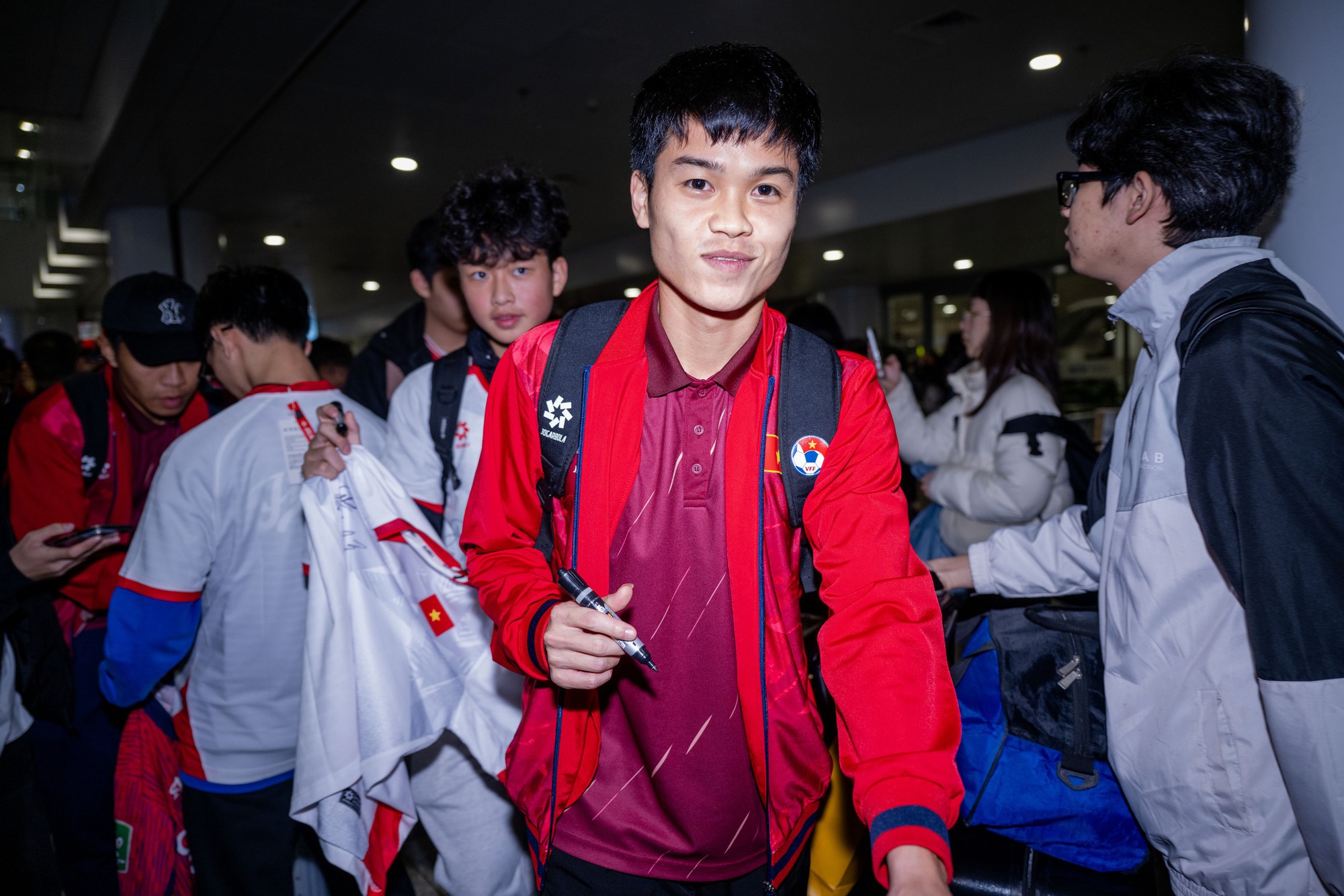 U23 Việt Nam mang HCĐ châu Á về nước: Hiểu Minh phải ngồi xe lăn - Ảnh 10.