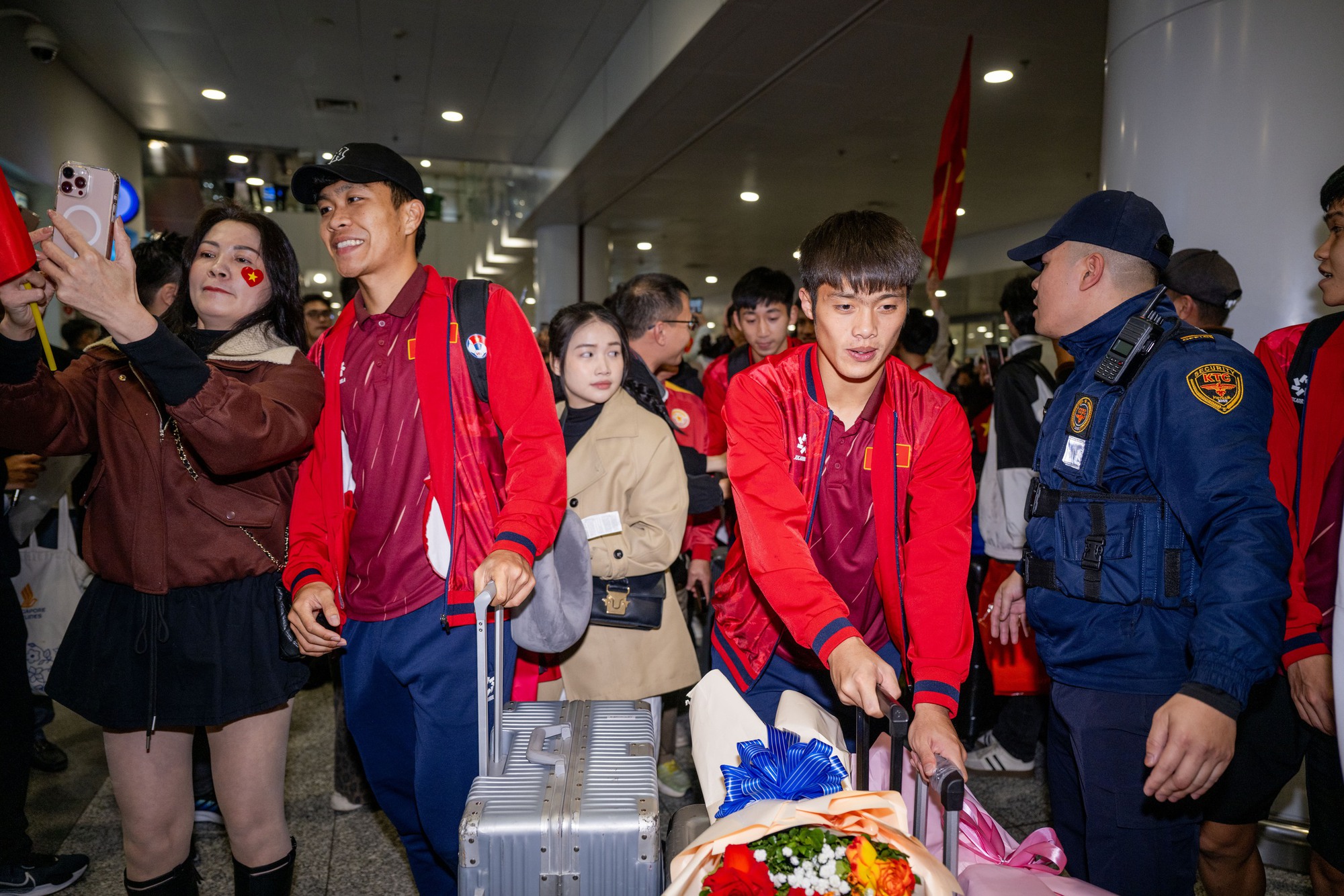 U23 Việt Nam mang HCĐ châu Á về nước: Hiểu Minh phải ngồi xe lăn - Ảnh 4.