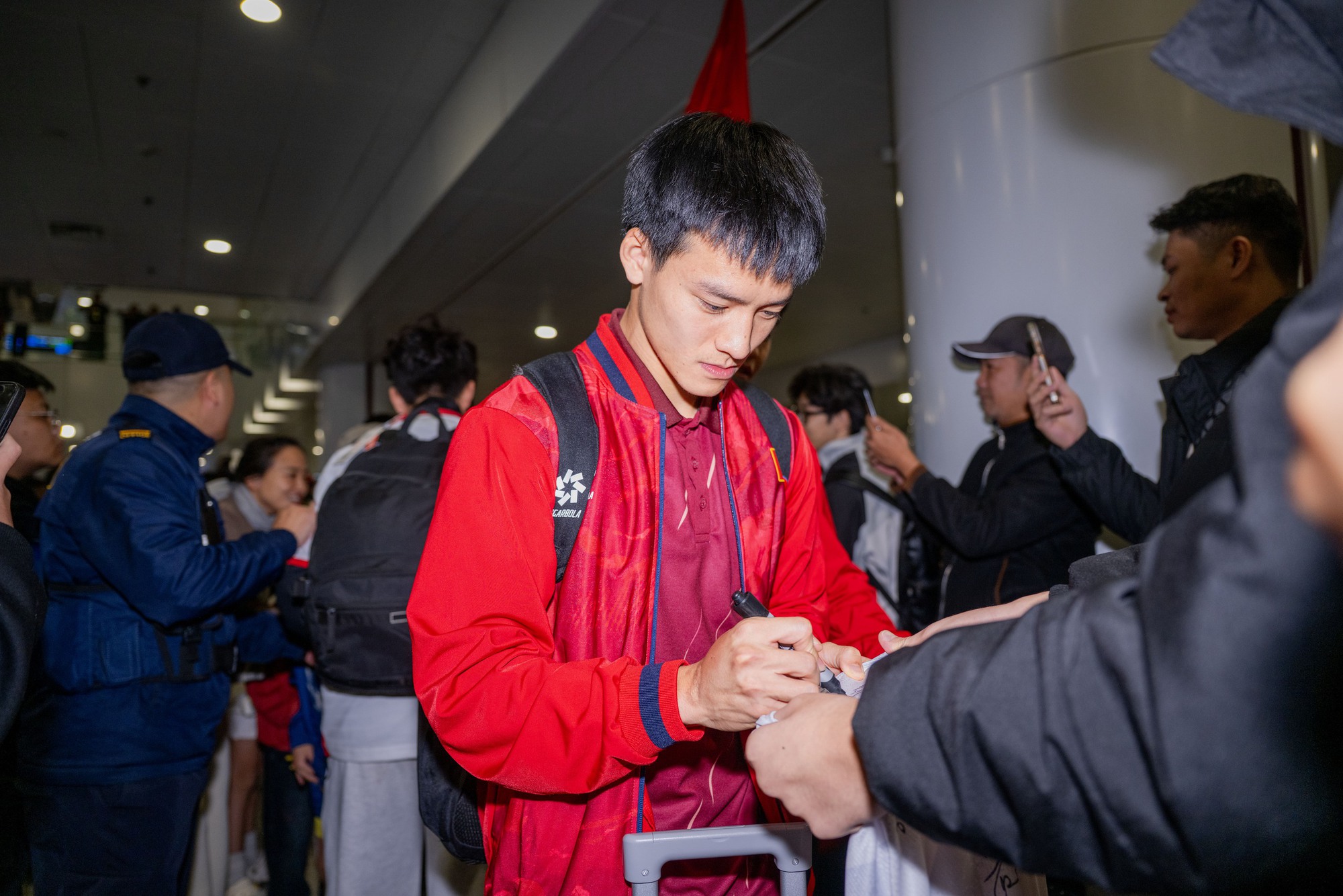 U23 Việt Nam mang HCĐ châu Á về nước: Hiểu Minh phải ngồi xe lăn - Ảnh 3.