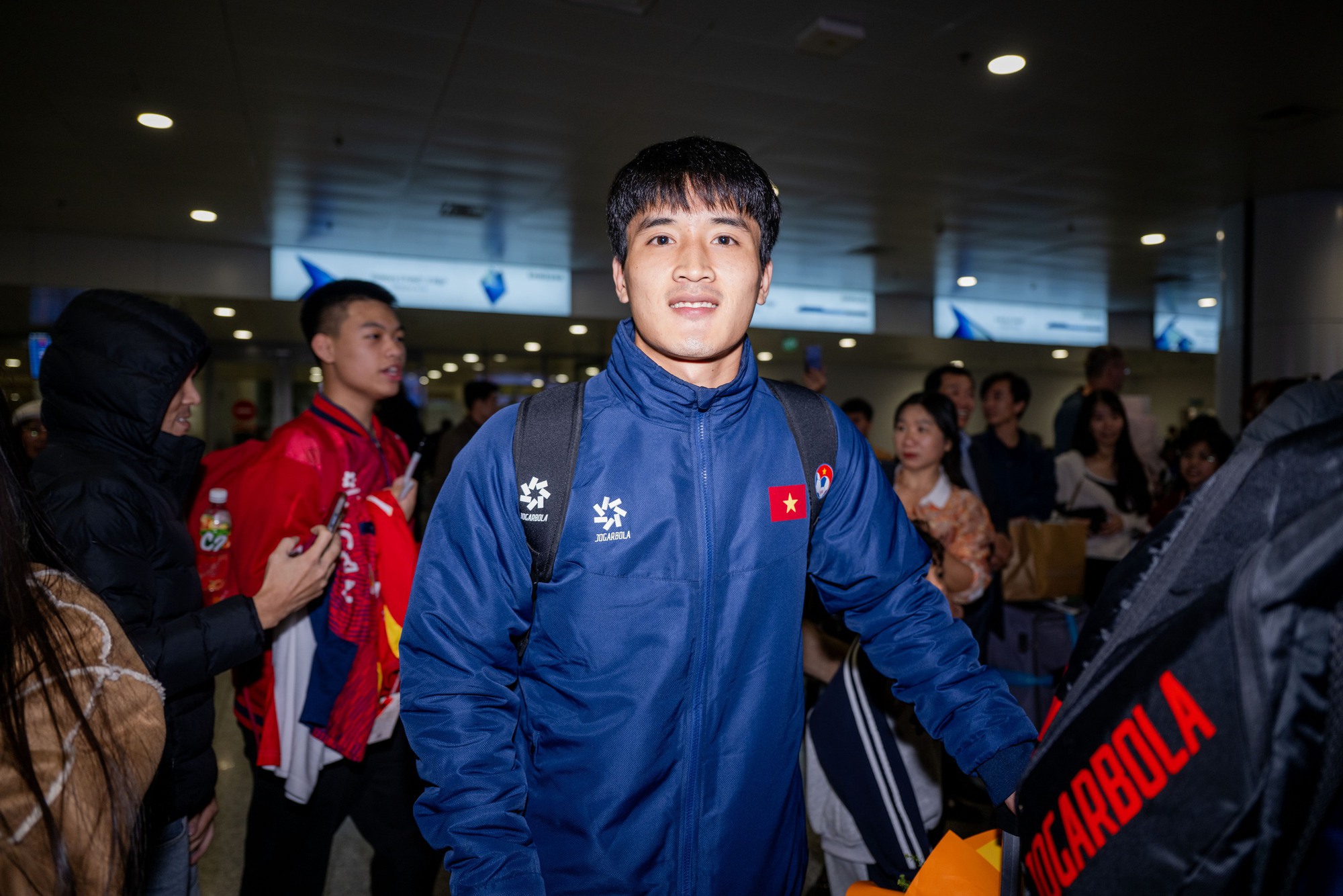 U23 Việt Nam mang HCĐ châu Á về nước: Hiểu Minh phải ngồi xe lăn - Ảnh 7.