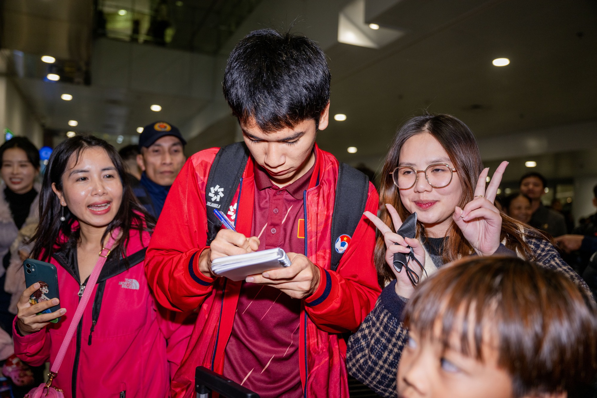 U23 Việt Nam mang HCĐ châu Á về nước: Hiểu Minh phải ngồi xe lăn - Ảnh 2.