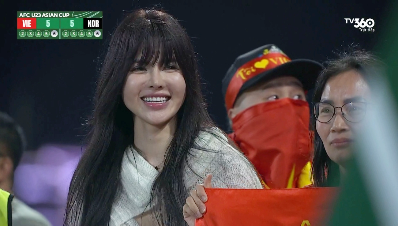 Danh t&iacute;nh nữ cổ động vi&ecirc;n Việt Nam giống Thiều Bảo Tr&acirc;m g&acirc;y sốt- Ảnh 1.