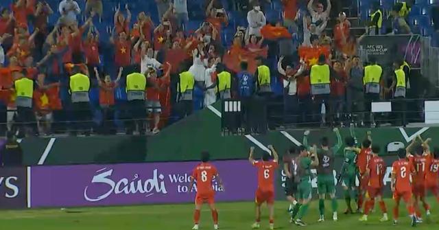 Đẹp vô cùng: Thanh Nhàn hôn lá cờ Tổ quốc, ăn mừng cú sút quyết định giúp U23 Việt Nam giành hạng 3 châu Á- Ảnh 11.