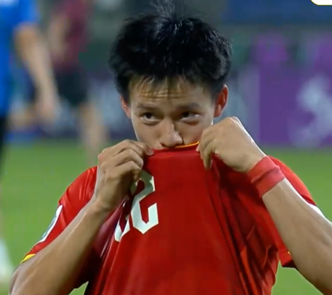 Đẹp vô cùng: Thanh Nhàn hôn lá cờ Tổ quốc, ăn mừng cú sút quyết định giúp U23 Việt Nam giành hạng 3 châu Á- Ảnh 7.