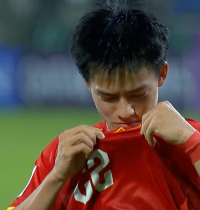 Đẹp vô cùng: Thanh Nhàn hôn lá cờ Tổ quốc, ăn mừng cú sút quyết định giúp U23 Việt Nam giành hạng 3 châu Á- Ảnh 6.