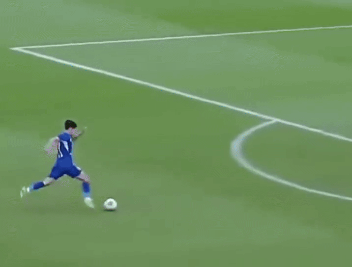 Phản công sắc bén, cầu thủ Việt Nam ghi bàn vào lưới đội trẻ Barcelona - Ảnh 1.