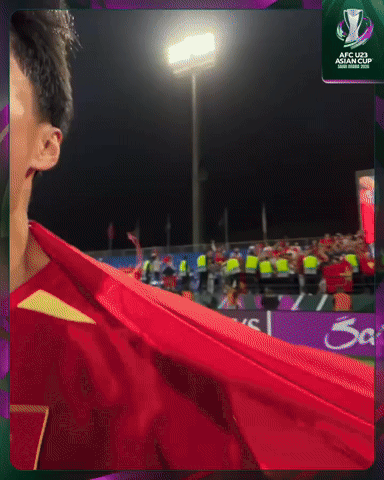 Vừa thương vừa cười khoảnh khắc Lý Đức cõng Hiểu Minh đang chấn thương lao vào sân mừng U23 Việt Nam giành HCĐ châu Á- Ảnh 1. Vừa thương vừa cười khoảnh khắc Lý Đức cõng Hiểu Minh đang chấn thương lao vào sân mừng U23 Việt Nam giành HCĐ châu Á- Ảnh 1.