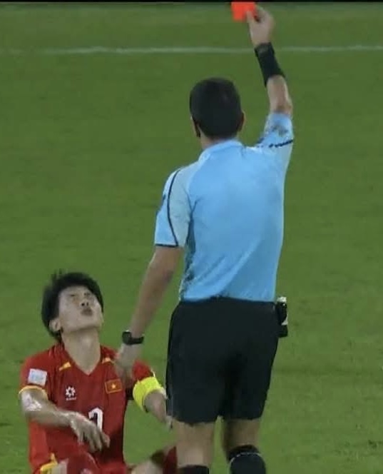 Thấy Đình Bắc chạy tới ôm và dụi đầu vào vai thủ môn Cao Văn Bình, tôi lại rơi nước mắt theo- Ảnh 2.