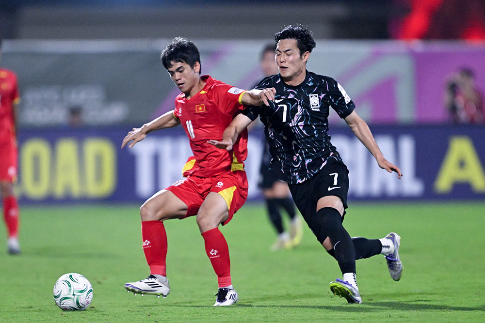 “Thủ lĩnh toàn năng” của HLV Kim Sang-sik: “Đánh lừa” cả ban tổ chức, lập kỷ lục vô tiền khoáng hậu - Ảnh 1.