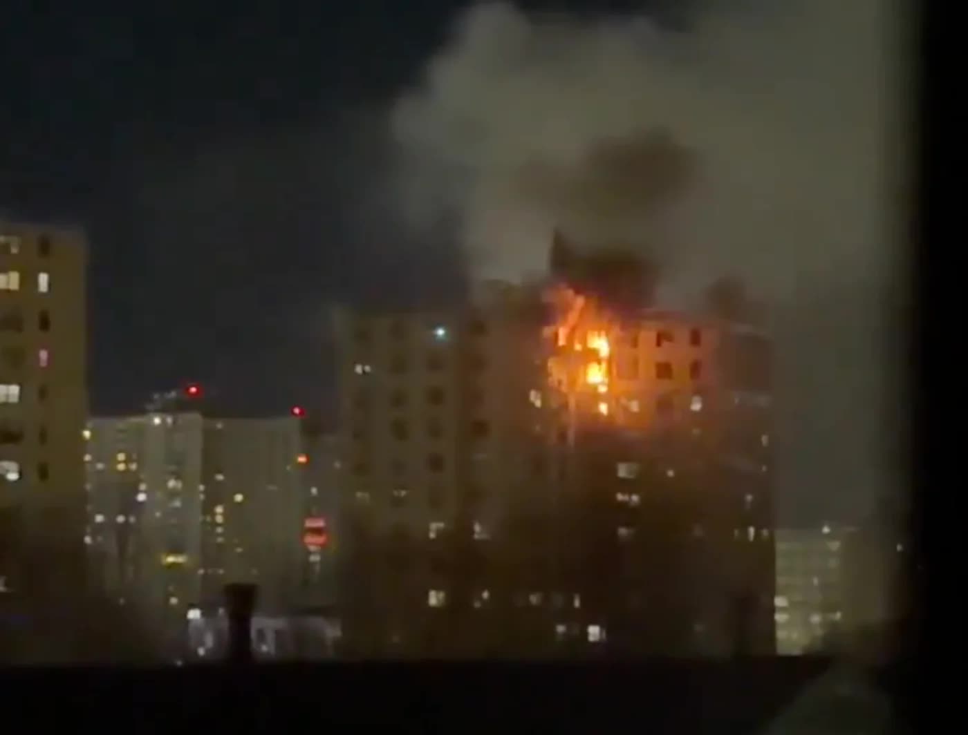 Ch&aacute;y lớn tại chung cư 17 tầng ở New York, hơn 200 l&iacute;nh cứu hoả được điều động - Ảnh 2.