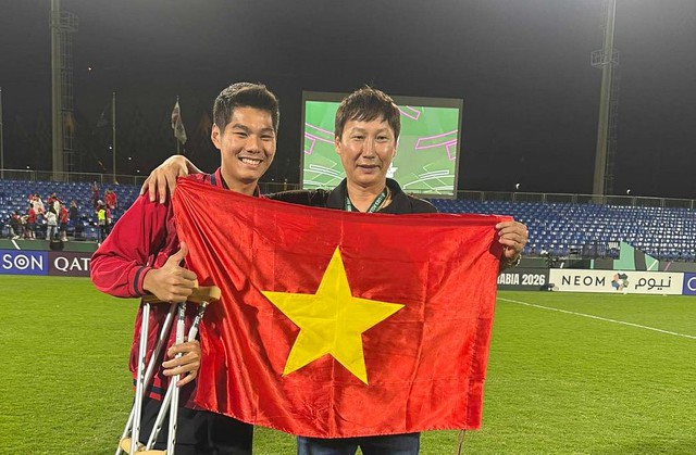 Vừa thương vừa cười khoảnh khắc Lý Đức cõng Hiểu Minh đang chấn thương lao vào sân mừng U23 Việt Nam giành HCĐ châu Á- Ảnh 2. Vừa thương vừa cười khoảnh khắc Lý Đức cõng Hiểu Minh đang chấn thương lao vào sân mừng U23 Việt Nam giành HCĐ châu Á- Ảnh 2.