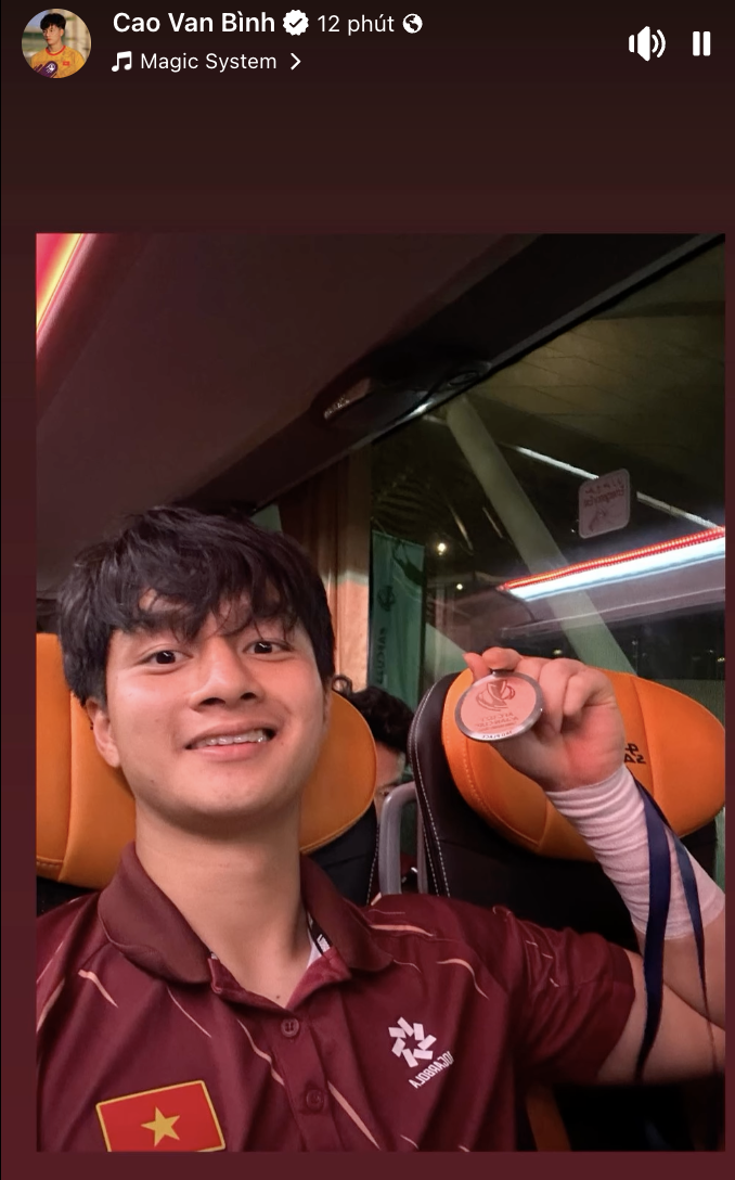 Thủ m&ocirc;n hotboy mới nổi Cao Văn B&igrave;nh chỉ đăng đ&uacute;ng một sticker, cả đội U23 Việt Nam v&agrave;o n&oacute;i "cảm ơn", v&igrave; sao thế? - Ảnh 4.