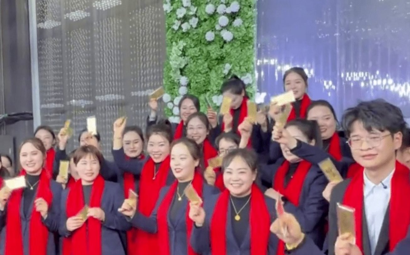 Tiệm v&agrave;ng thưởng Tết khủng bằng v&agrave;ng v&agrave; tiền mặt cho nh&acirc;n vi&ecirc;n - Ảnh 3.