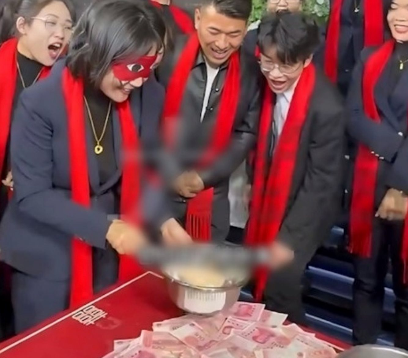 Tiệm v&agrave;ng thưởng Tết khủng bằng v&agrave;ng v&agrave; tiền mặt cho nh&acirc;n vi&ecirc;n - Ảnh 2.