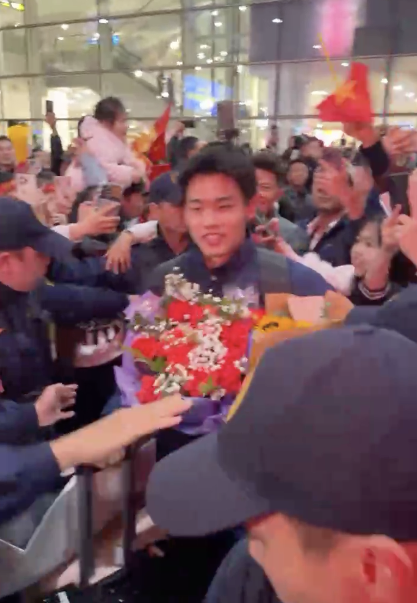 U23 Việt Nam mang HCĐ châu Á về nước: Hiểu Minh phải ngồi xe lăn - Ảnh 11.