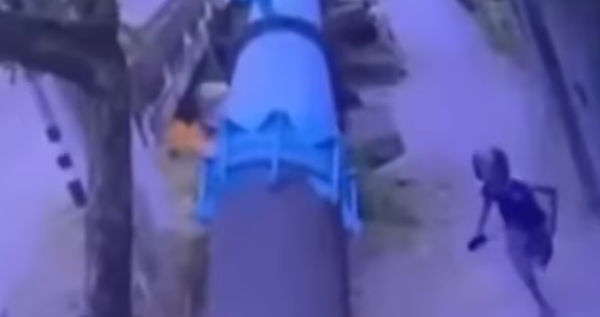 Ba thiếu ni&ecirc;n Th&aacute;i Lan ph&oacute;ng hỏa người v&ocirc; gia cư nằm ngủ dưới gầm cầu- Ảnh 1.