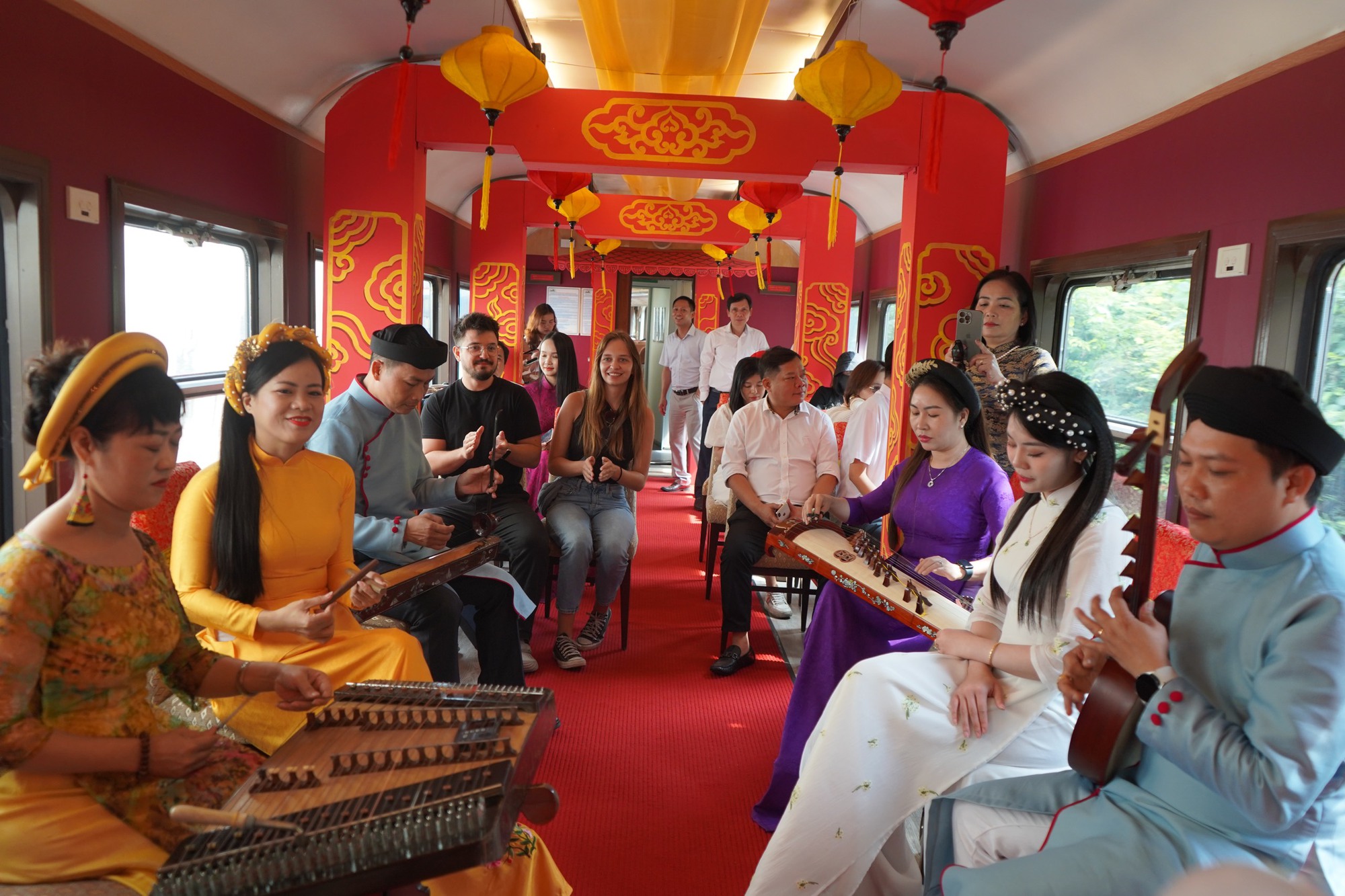 Cả nước ngỡ ngàng trước đoàn tàu 5 sao đẹp như cung điện tại Việt Nam với mức giá vé rẻ đến mức khó tin- Ảnh 2.