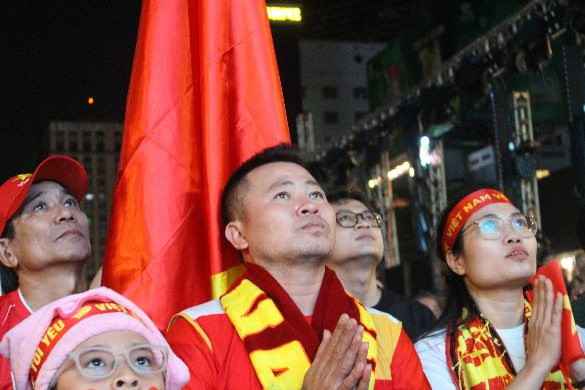 TP HCM &ldquo;đi b&atilde;o&rdquo; xuy&ecirc;n đ&ecirc;m mừng U23 Việt Nam gi&agrave;nh HCĐ ch&acirc;u &Aacute; 2026  - Ảnh 4.