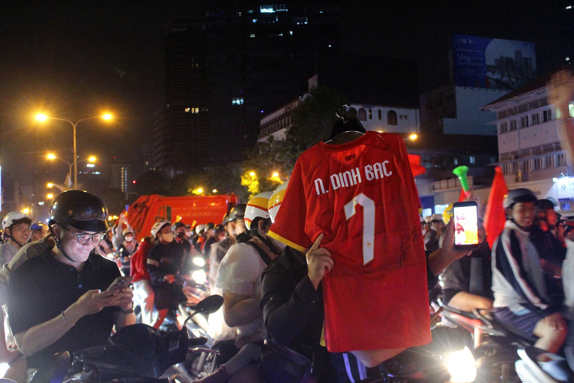 TP HCM &ldquo;đi b&atilde;o&rdquo; xuy&ecirc;n đ&ecirc;m mừng U23 Việt Nam gi&agrave;nh HCĐ ch&acirc;u &Aacute; 2026  - Ảnh 7.