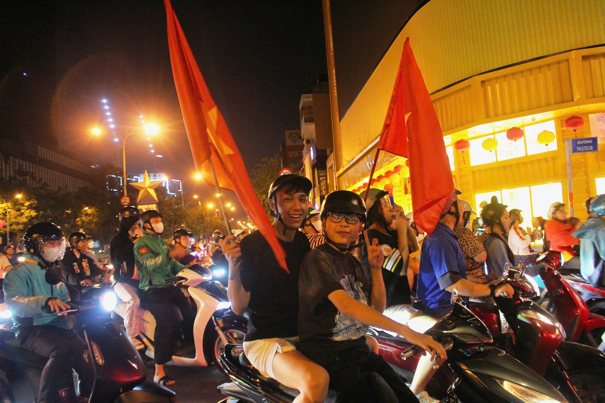 TP HCM &ldquo;đi b&atilde;o&rdquo; xuy&ecirc;n đ&ecirc;m mừng U23 Việt Nam gi&agrave;nh HCĐ ch&acirc;u &Aacute; 2026  - Ảnh 8.