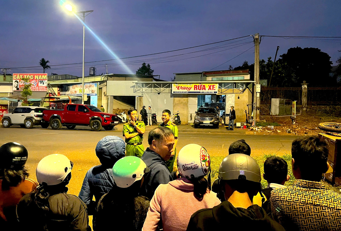 Truy t&igrave;m nghi phạm cướp ng&acirc;n h&agrave;ng Gia Lai: Cảnh s&aacute;t phong tỏa hiện trường - Ảnh 4.