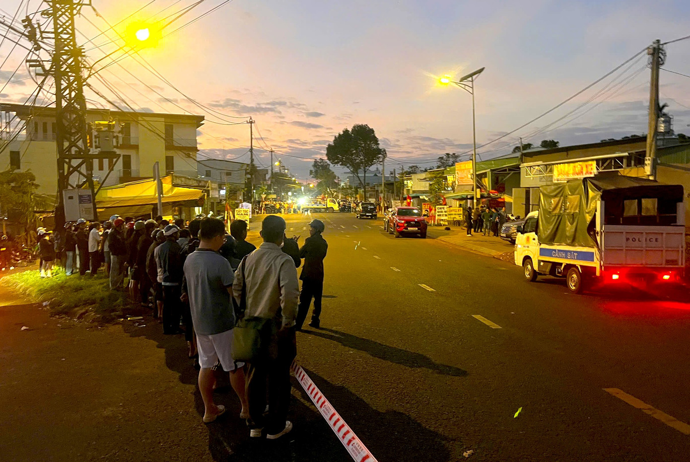 Truy t&igrave;m nghi phạm cướp ng&acirc;n h&agrave;ng Gia Lai: Cảnh s&aacute;t phong tỏa hiện trường - Ảnh 3.