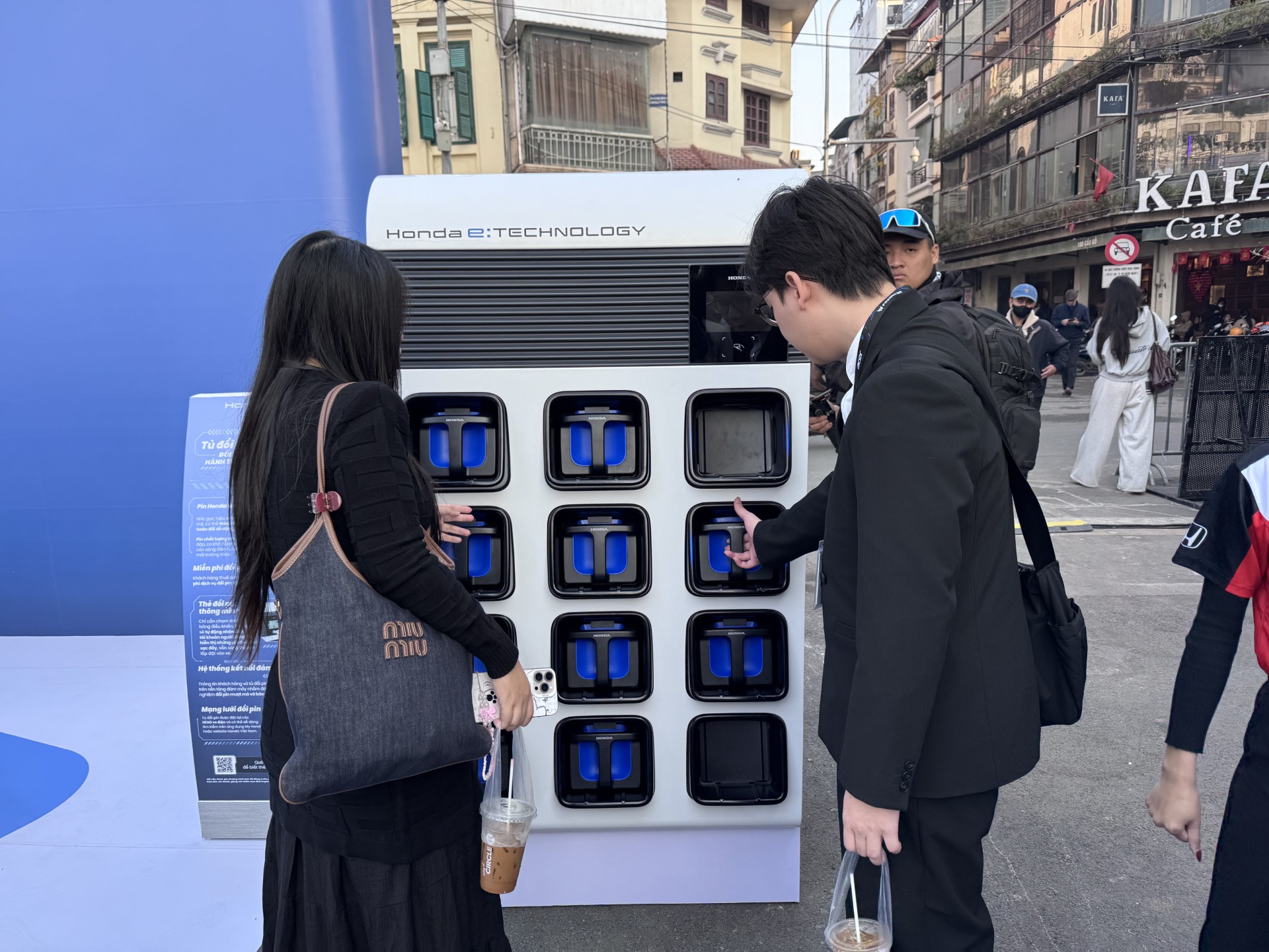 Các "ông lớn" đua nhau làm xe máy điện - Ảnh 1. Các "ông lớn" đua nhau làm xe máy điện - Ảnh 1.