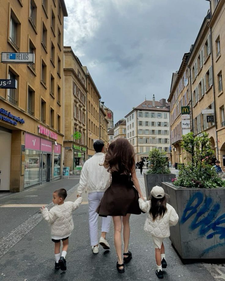 "Bố sinh ra tôi đã là tội ác rồi": Câu chuyện của những người trẻ sợ hôn nhân và nỗi đau của sự tỉnh táo trong thời đại đầy áp lực- Ảnh 1.