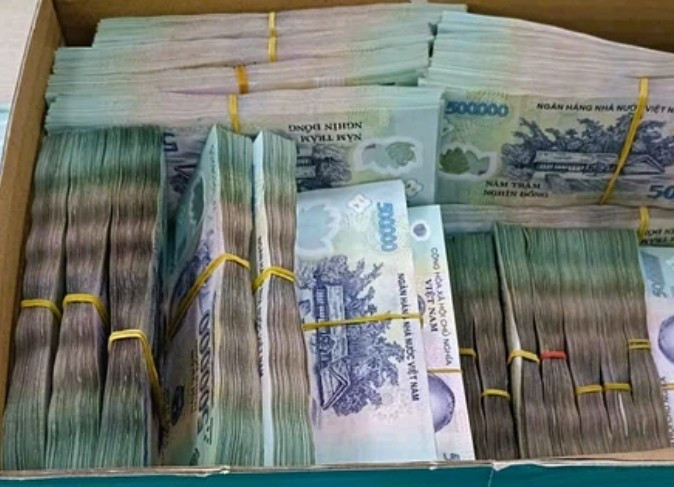 Tạm giữ hai đối tượng trộm th&ugrave;ng h&agrave;ng chứa gần 8 tỷ đồng tr&ecirc;n xe kh&aacute;ch - Ảnh 2.