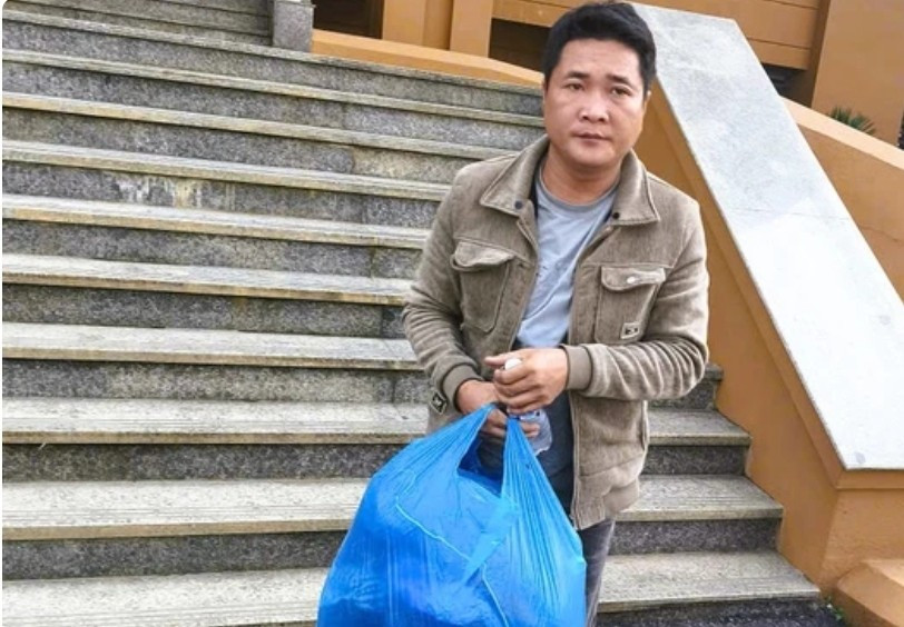 Tạm giữ hai đối tượng trộm th&ugrave;ng h&agrave;ng chứa gần 8 tỷ đồng tr&ecirc;n xe kh&aacute;ch - Ảnh 1.