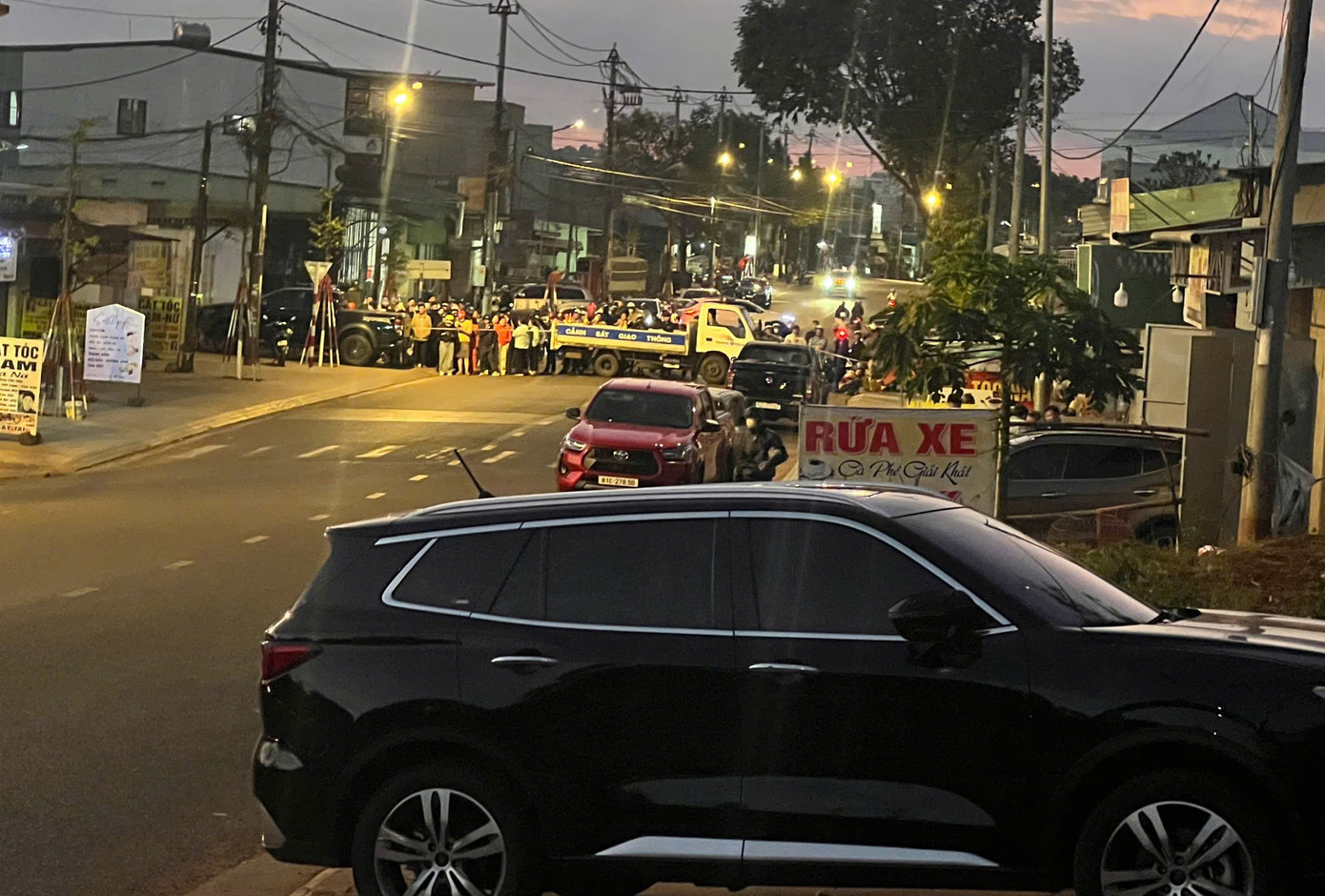 Truy t&igrave;m nghi phạm cướp ng&acirc;n h&agrave;ng Gia Lai: Cảnh s&aacute;t phong tỏa hiện trường - Ảnh 10.