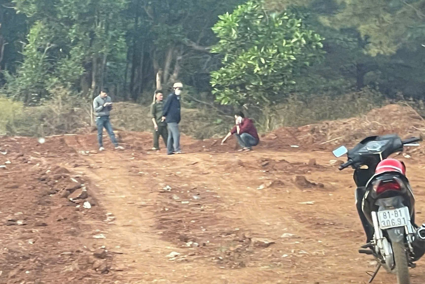 Truy t&igrave;m nghi phạm cướp ng&acirc;n h&agrave;ng Gia Lai: Cảnh s&aacute;t phong tỏa hiện trường - Ảnh 14.