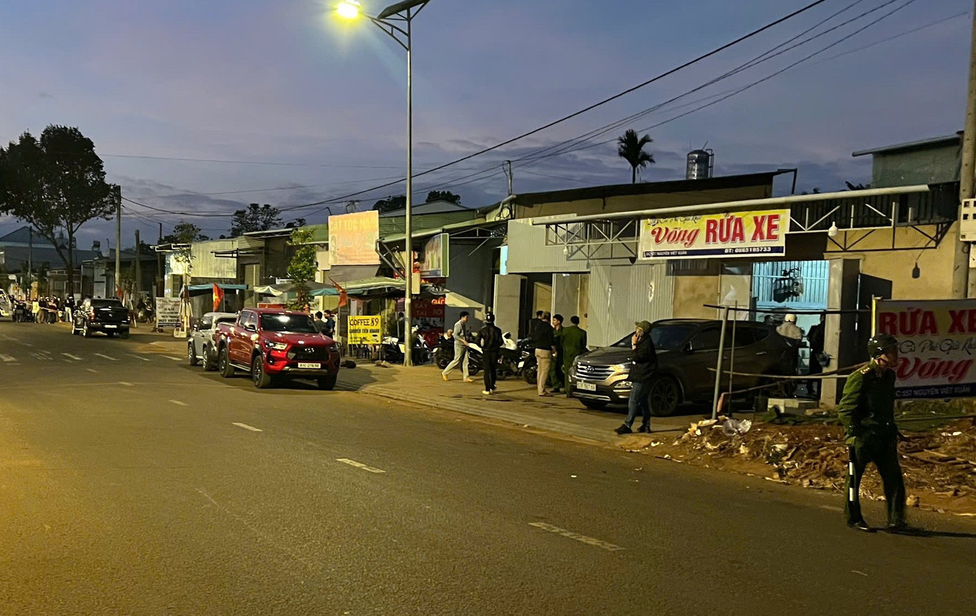 Truy t&igrave;m nghi phạm cướp ng&acirc;n h&agrave;ng Gia Lai: Cảnh s&aacute;t phong tỏa hiện trường - Ảnh 7.