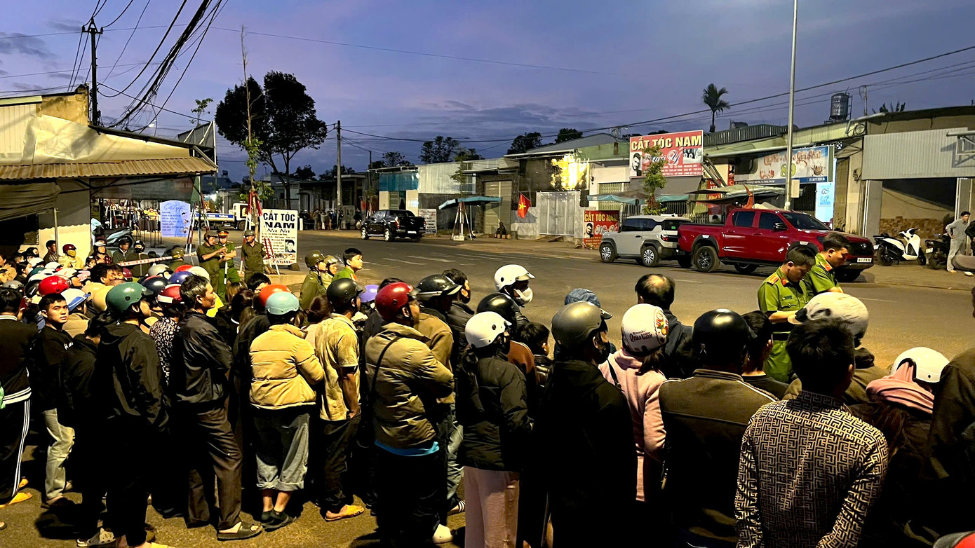 Truy t&igrave;m nghi phạm cướp ng&acirc;n h&agrave;ng Gia Lai: Cảnh s&aacute;t phong tỏa hiện trường - Ảnh 8.