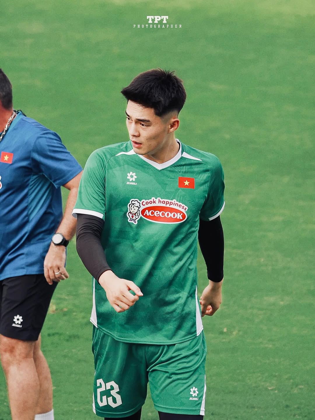Đọ visual 2 thủ môn hotboy U23 Việt Nam Cao Văn Bình - Trần Trung Kiên: Bùi Tiến Dũng cũng phải khen nức nở- Ảnh 3.