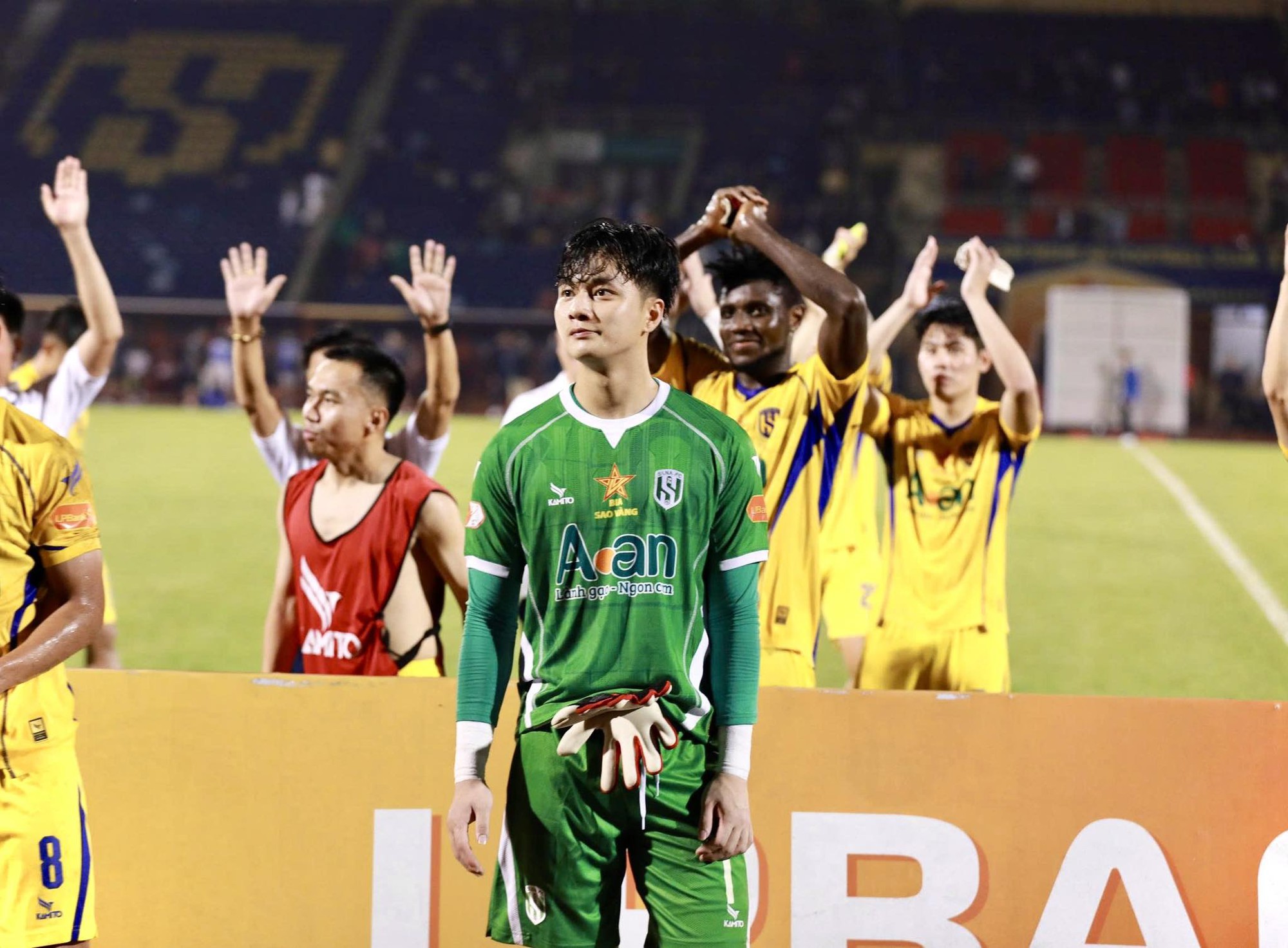 Đọ visual 2 thủ môn hotboy U23 Việt Nam Cao Văn Bình - Trần Trung Kiên: Bùi Tiến Dũng cũng phải khen nức nở- Ảnh 10.