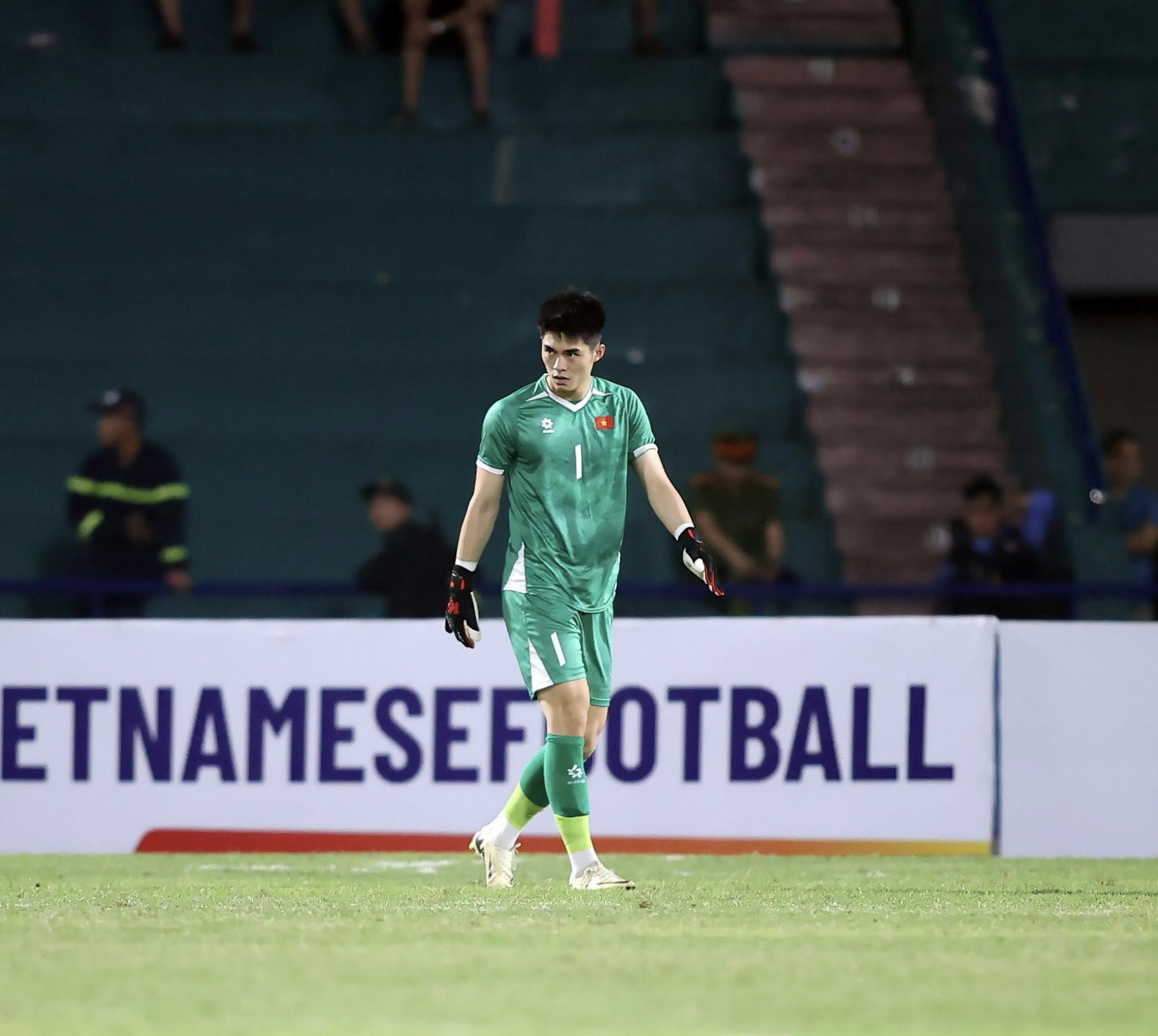 Đọ visual 2 thủ môn hotboy U23 Việt Nam Cao Văn Bình - Trần Trung Kiên: Bùi Tiến Dũng cũng phải khen nức nở- Ảnh 2.