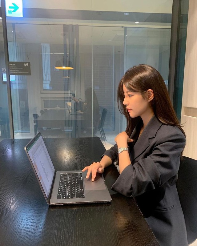 Càng cuối năm càng nghèo- Ảnh 2.