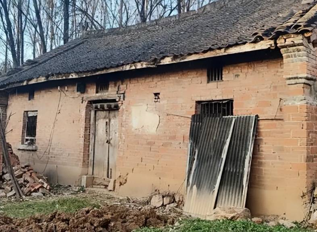 8 năm cày cuốc gửi hơn 2 tỷ về báo hiếu, chàng trai chết đứng khi nhà bố mẹ vẫn dột nát: Camera ngân hàng tiết lộ sự thật không ngờ- Ảnh 1.