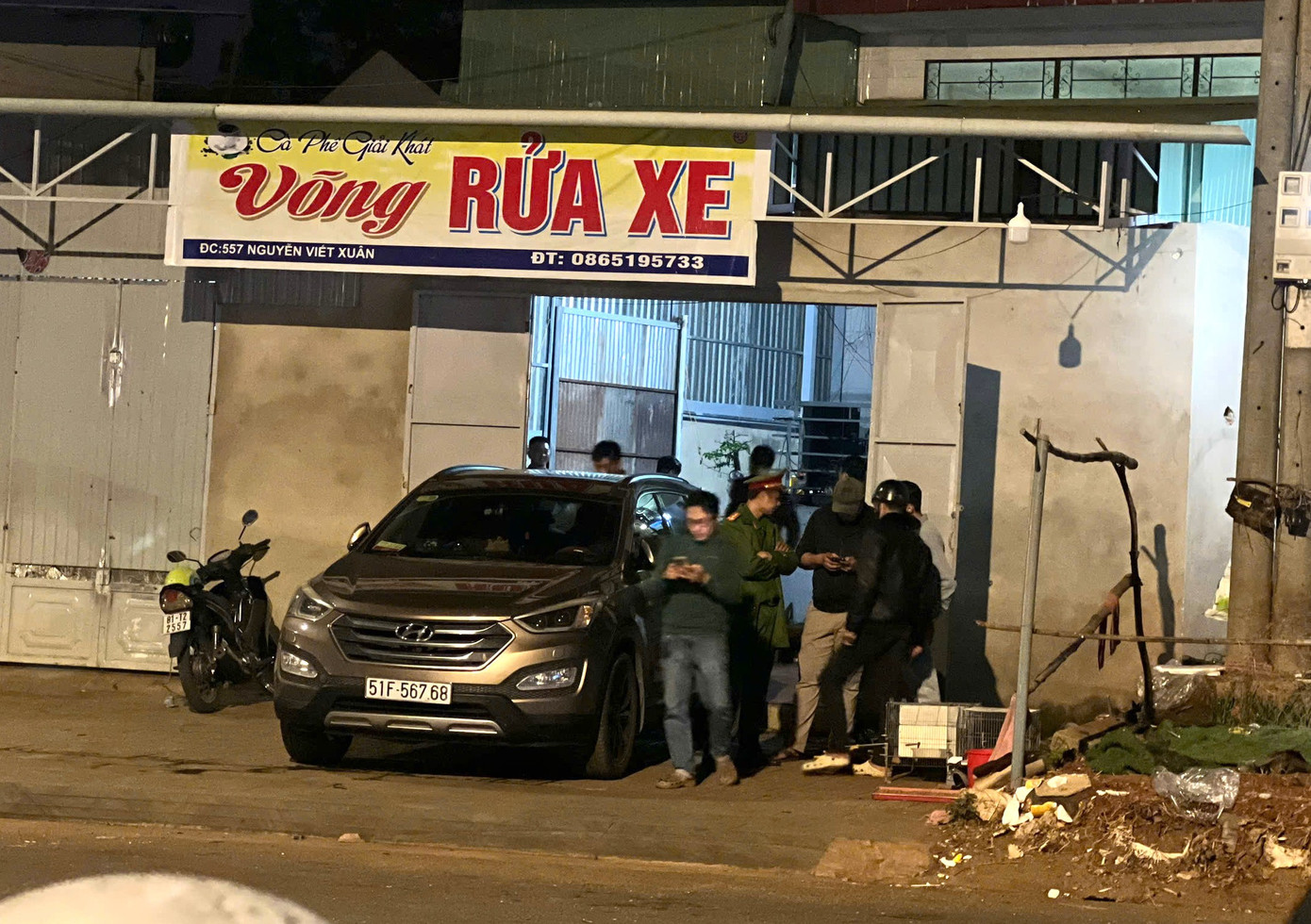 Truy t&igrave;m nghi phạm cướp ng&acirc;n h&agrave;ng Gia Lai: Cảnh s&aacute;t phong tỏa hiện trường - Ảnh 5.