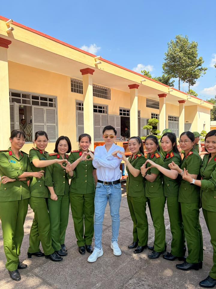 Nam ca sĩ - em trai Hoài Linh hát ở trại giam Xuyên Mộc - Ảnh 1.