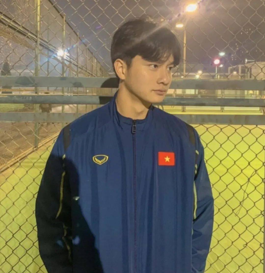 Đọ visual 2 thủ môn hotboy U23 Việt Nam Cao Văn Bình - Trần Trung Kiên: Bùi Tiến Dũng cũng phải khen nức nở- Ảnh 11.