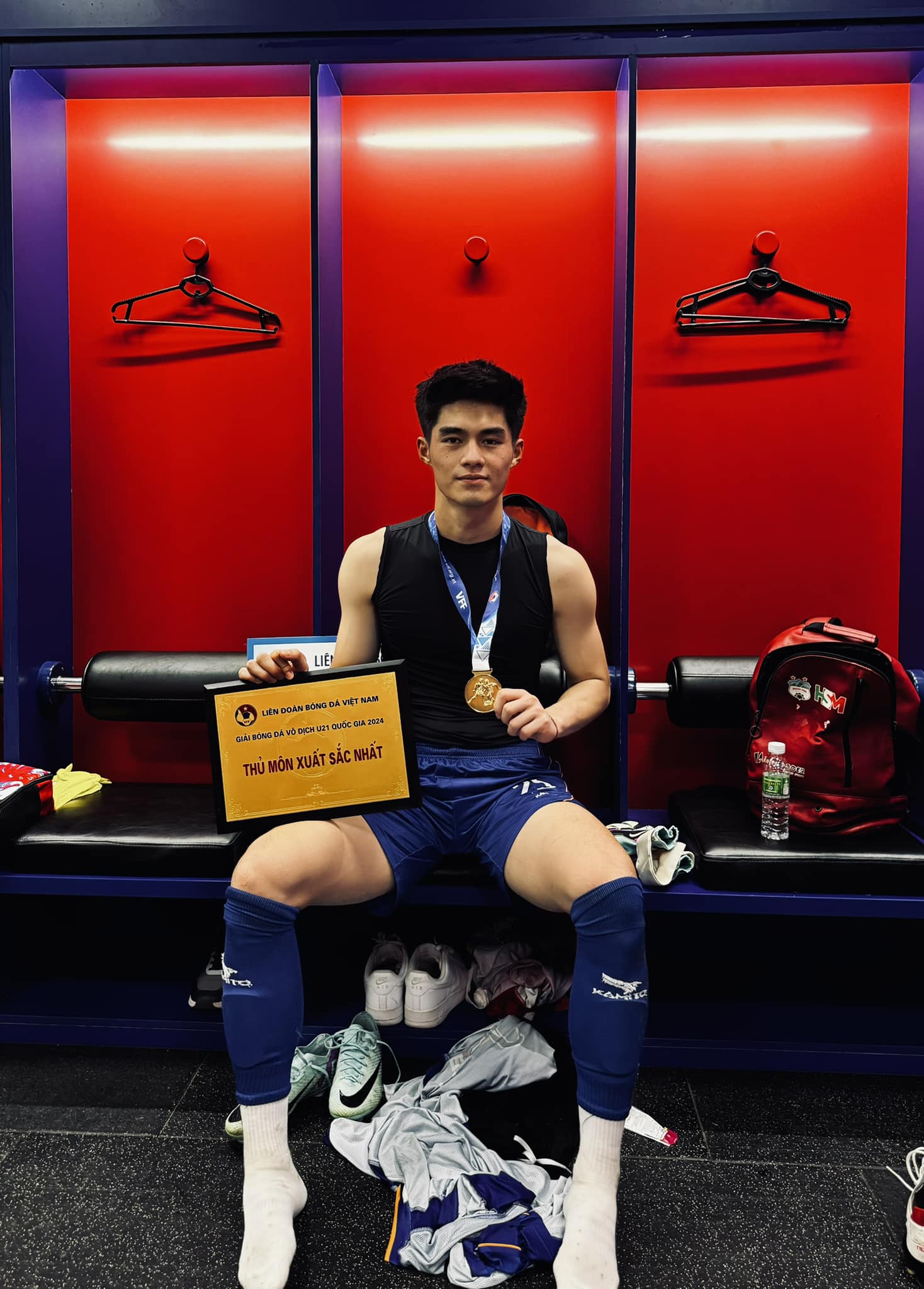 Đọ visual 2 thủ môn hotboy U23 Việt Nam Cao Văn Bình - Trần Trung Kiên: Bùi Tiến Dũng cũng phải khen nức nở- Ảnh 6.