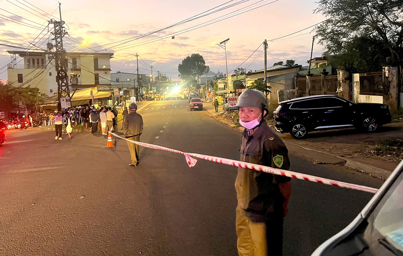 Truy t&igrave;m nghi phạm cướp ng&acirc;n h&agrave;ng Gia Lai: Cảnh s&aacute;t phong tỏa hiện trường - Ảnh 1.