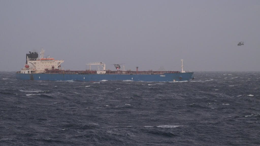 Đang chuyển dầu qua Địa Trung Hải, tàu chở dầu treo cờ Nga bất ngờ bị một quốc gia EU chặn bắt giữa biển - Ảnh 1.