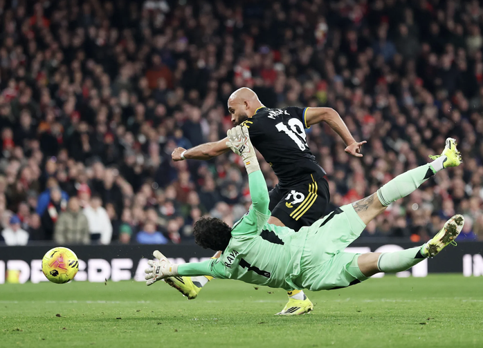 Arsenal thua sốc Man United s&acirc;n nh&agrave;, Ngoại hạng Anh s&ocirc;i sục - Ảnh 4.