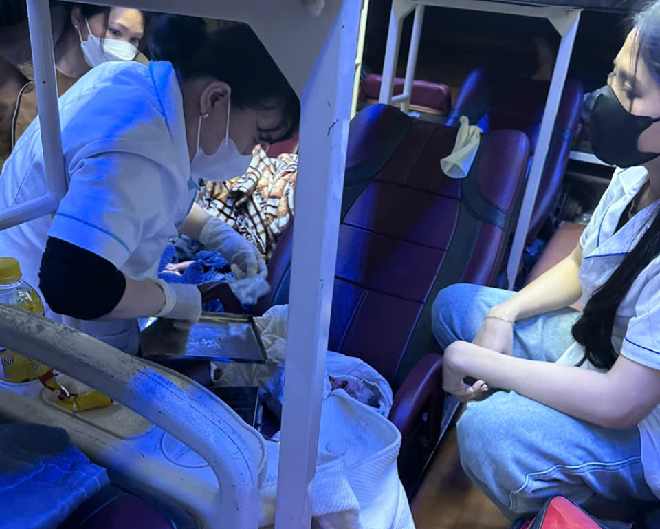 Chuyến xe xuyên đêm trở thành “phòng sinh” đặc biệt ở Huế - Ảnh 1.